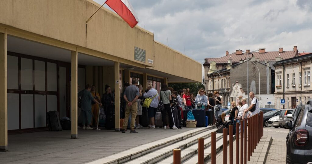 Steep influx of new Ukrainian refugees triggers backlash in Berlin and Warsaw  – POLITICO