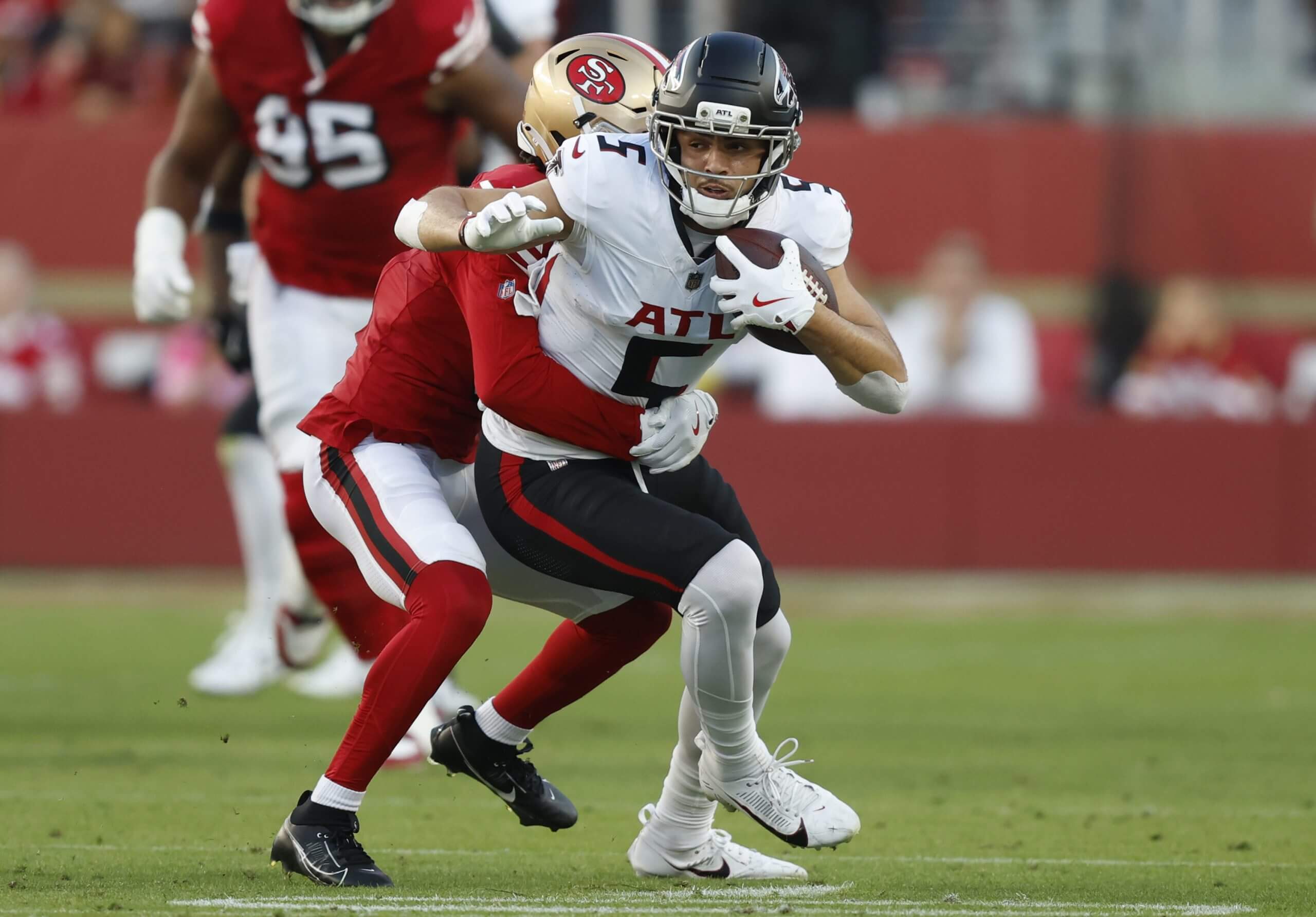 Drake London runs with the ball after catching a pass