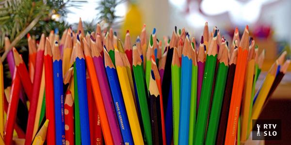 Uproar over an invitation to a parent-teacher conference in Albanian. Ministry: This is left to the schools.