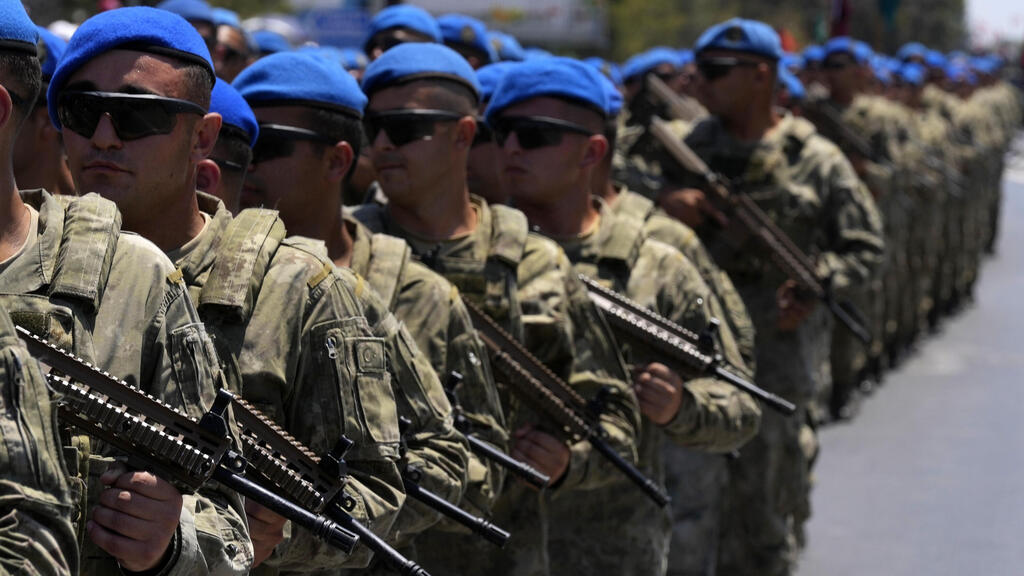 Turkish soldiers (Photo: AP/ Petros Karadjias) צבא טורקיה ב מצעד צבאי בחגיגות ב צפון קפריסין בחלק הטורקי של ניקוסיה לציון 50 שנה פלישת טורקיה לאי 20 ביולי