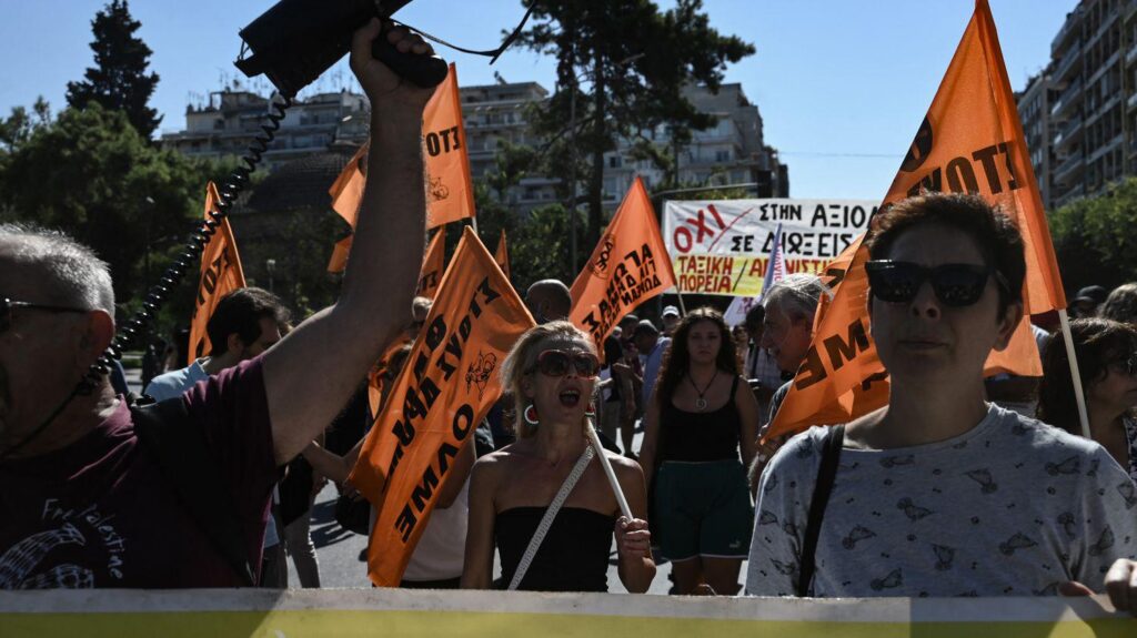 General strike in Greece against the law allowing 13 hours working days with the same employer