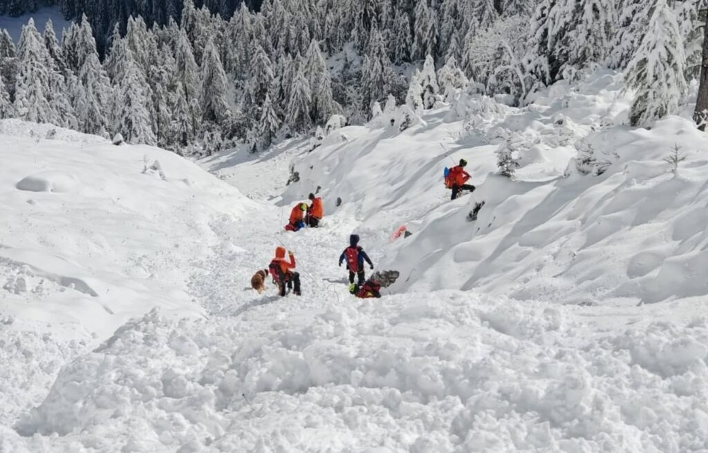 [PHOTOS] 3 Tourists Die in Tragic Early-Season Avalanche in Slovenian Mountains