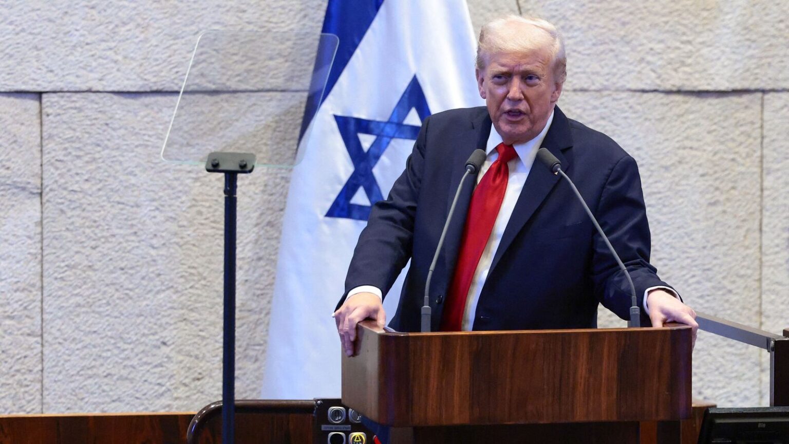 U.S. President Donald Trump addresses the Knesset, amid a U.S.-brokered prisoner-hostage swap and ceasefire deal between Israel and Hamas, in Jerusalem, October 13, 2025. REUTERS/Evelyn Hockstein/Pool