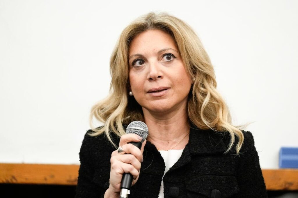 Maria Karystianou on Naftemporiki TV: Let's go to trial - parody of Tempi - Postacin were various people in Larissa