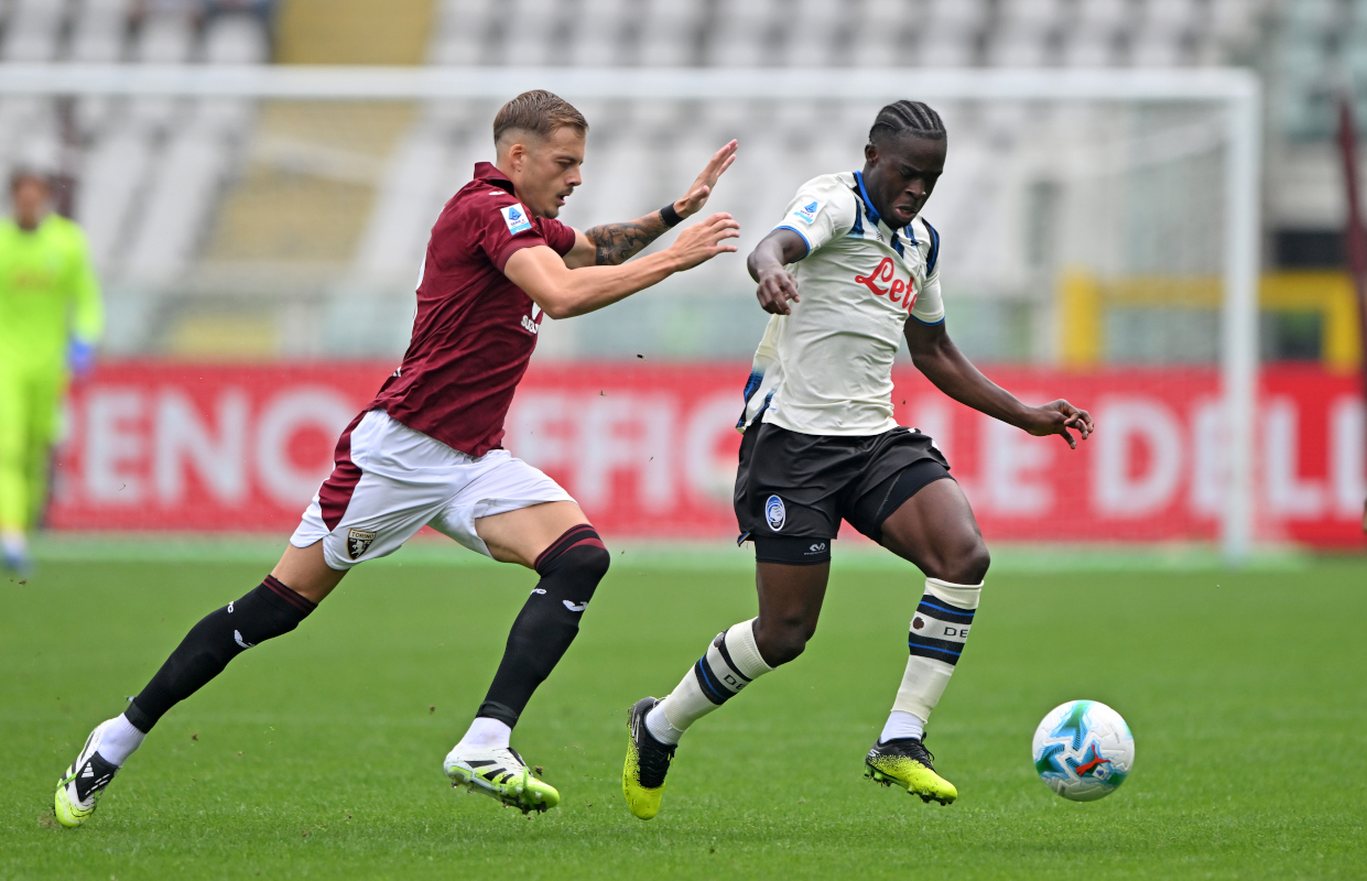 iTURIN, ITALY - SEPTEMBER 21: Kamaldeen Sulemana of Atalanta BC evades a challenge from Ivan Ilic of Torino FC during the Serie A match between Torino FC and Atalanta BC at Stadio Olimpico di Torino on September 21, 2025 in Turin, Italy. (Photo by Chris Ricco/Getty Images)