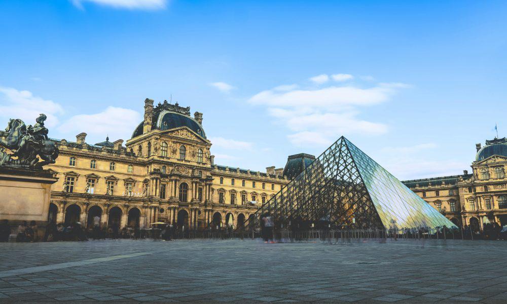 The new armored windows of the Louvre museum stolen during the night