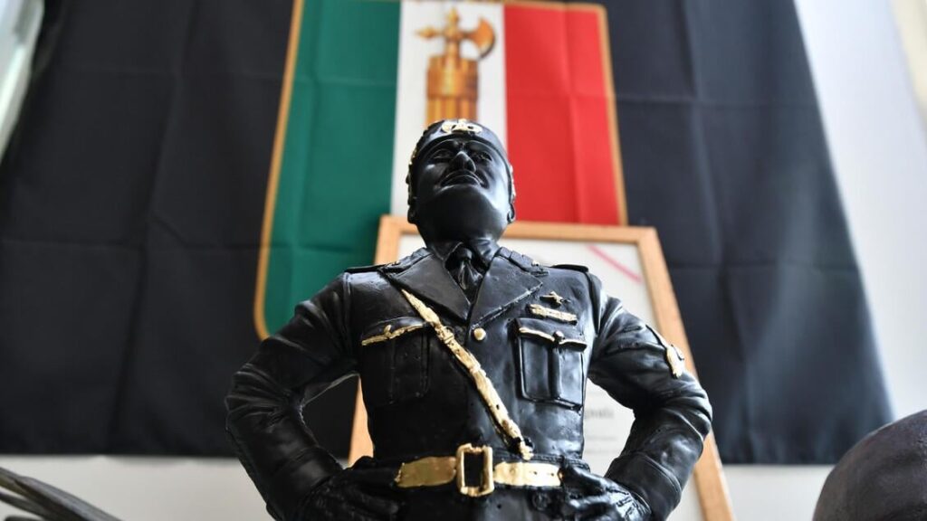 Over a thousand (700 for the Police Headquarters) in Predappio for the commemoration of the March on Rome. And in front of the Duce's crypt, the Roman greetings returned, after years.