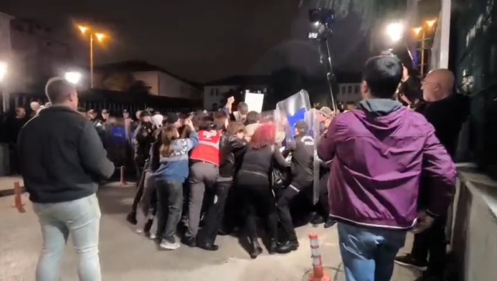 The police intervened in the "We Can't Shelter" protest organized by students to commemorate Zeren Ertaş, who lost his life when the elevator fell in KYK.