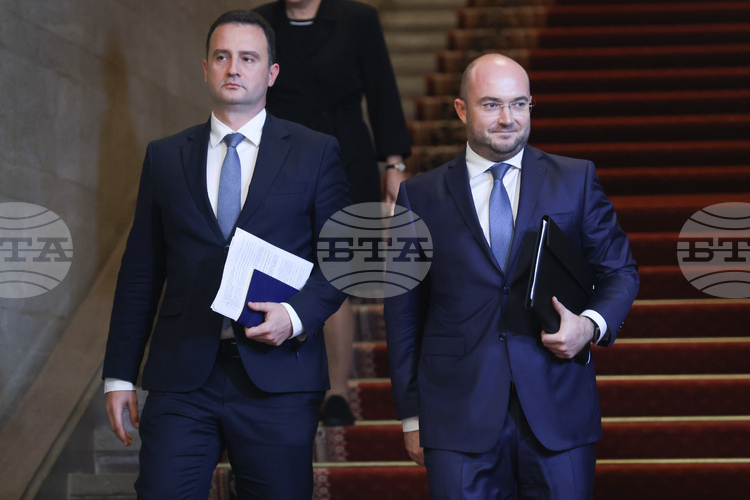 Bulgarian Government Members See No Cause for Panic over US Sanctions on Russian Oil Companies