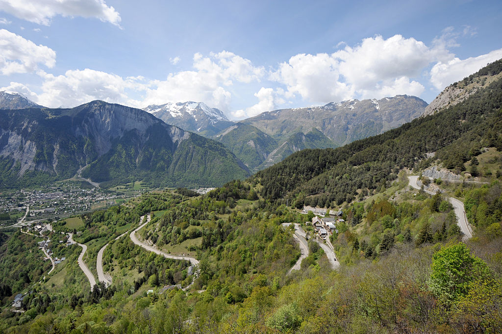 A picture taken on May 1, 2011 shows hairpins before the summit of the French Alps ski resort of Alpe d'Huez, one of the stage (Modane Valfr&eacute;jus / Alpe d'Huez) of the 2011 Tour de France cycling race. Running from July 2, to July 24, 2011, the 98th Tour de France will be made up of 21 stages and will cover a total distance of 3.471 kilometres. AFP PHOTO / JEAN-PIERRE CLATOT (Photo by JEAN-PIERRE CLATOT / AFP)