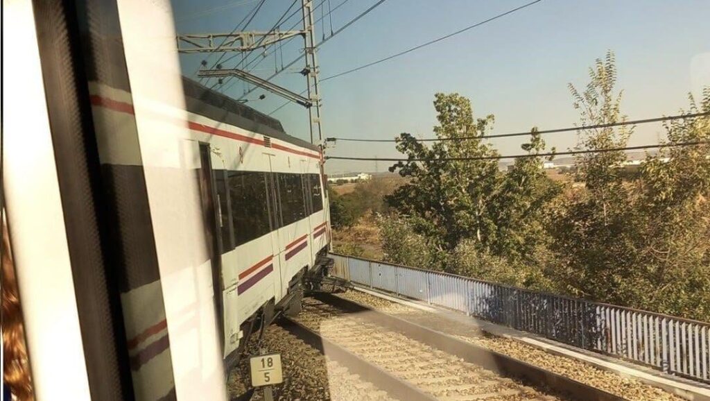 A Cercanías Madrid train derails in San Fernando de Henares