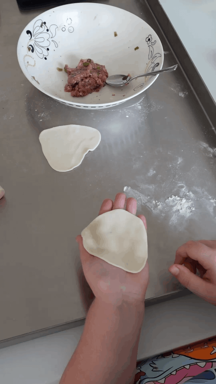 9-Year-Old Italian Kid Folds Chinese Dumplings for the First Time!