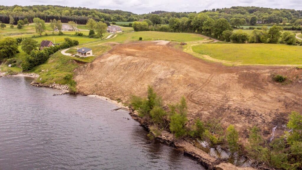 Destroyed slope should be recreated but owner has nothing done