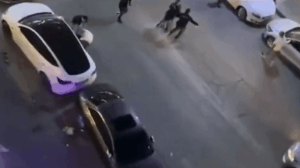 Police officer who intervened in an armed fight between two groups was shot in the foot