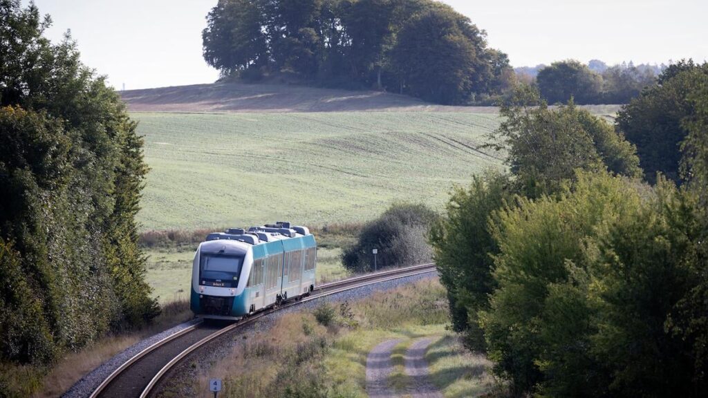 LA withdraws veto threat after a handshake from the Minister of Transport - DSB must not automatically have GoCollective's train operations, and therefore LA withdraws the threat of veto.