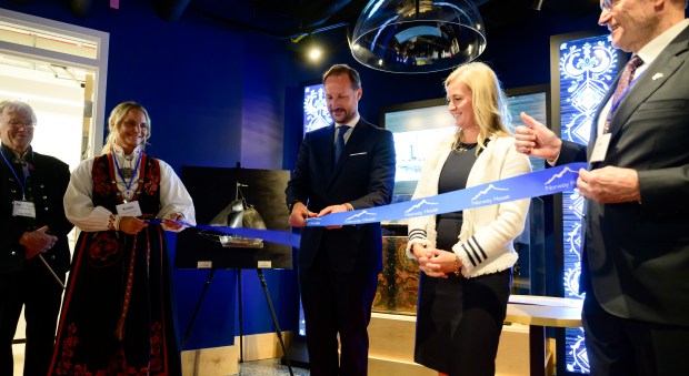Crown Prince Haakon cuts a ribbon.