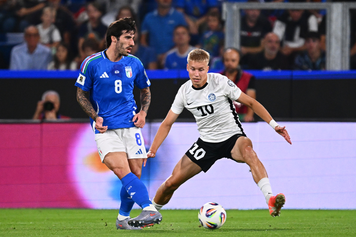 BERGAMO, ITALY - SEPTEMBER 05: Sandro Tonali of Italy in action challenges for the ball with Kevor Palumets of Estonia during the FIFA World Cup 2026 qualifier match between Italy and Estonia at Stadio di Bergamo on September 05, 2025 in Bergamo, Italy. (Photo by Mattia Ozbot/Getty Images)