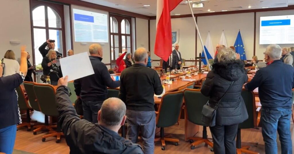 Brawl in Legnica. Residents entered the town hall. "This is Poland", "we want the cross"