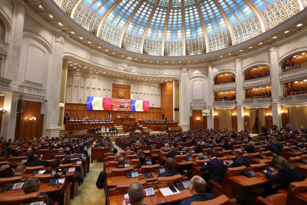 Daniel Fenechiu: PNL will vote for 300 parliamentarians. We support the initiative approved by Romanians 15 years ago / USR deputies Cristina Pruna and Claudiu Năsui announced that they have returned to the Parliament the draft law that provides for the reduction of the number of parliamentarians