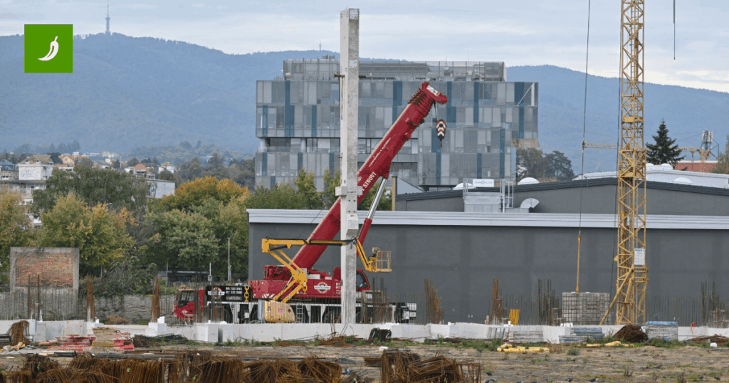 Photo and video was set up the first pillar of the new stadium in Kranjcevic
