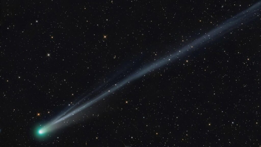 2 green comets shine bright. How to spot them in the night sky (AP)