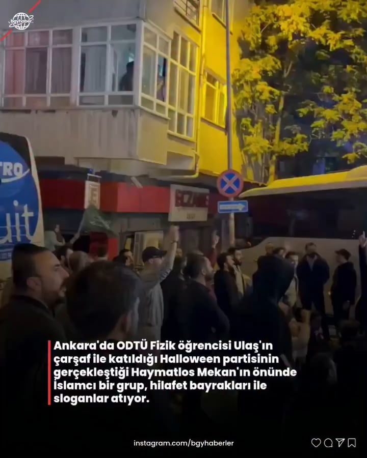 An Islamist group is shouting slogans with caliphate flags in front of Haymatlos Mekan, where the Halloween party was held in Ankara, where METU Physics student Ulaş attended wearing a chador.