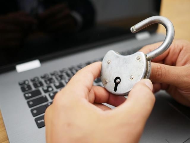 The last hour 16 years will become the age of the "online major". Until then, restricted access to social media, streaming, electronic trade, online games, banking services