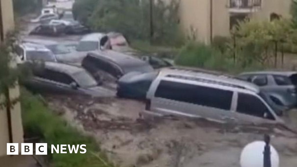 Bulgaria: Cars swept away as floods hit country’s south-east Cars being washed down a flooded street