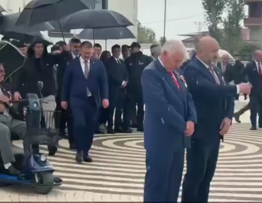 The reporter who filmed the detention of the İHA reporter who reported "There is an umbrella for the governor, but not for the veterans" was also detained.