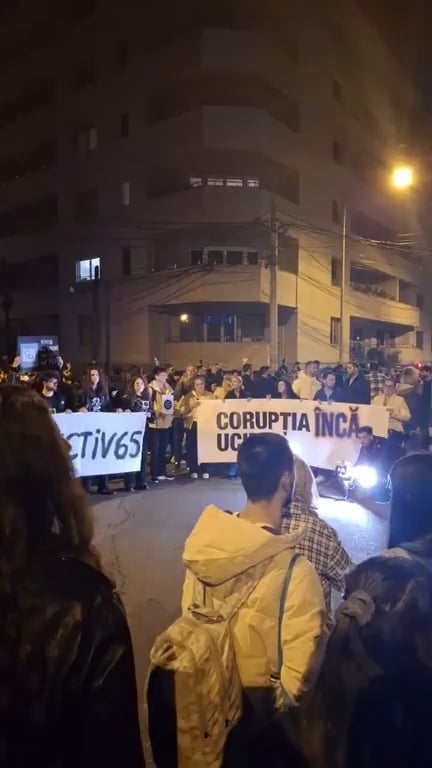 March in silence to the Collective