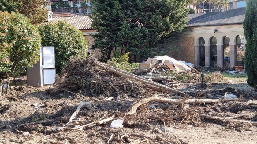 Owners of apartments in Hotel Negresco on Elenite do not want the building to be demolished, even though it was damaged by the flood. The building was built in the bed of the river