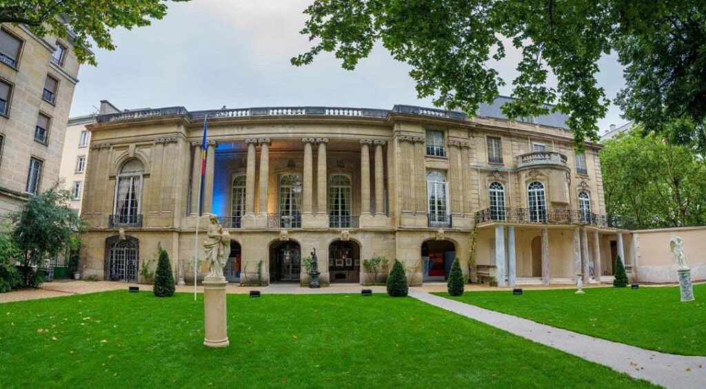 Romanian design, sculpture on show in Paris