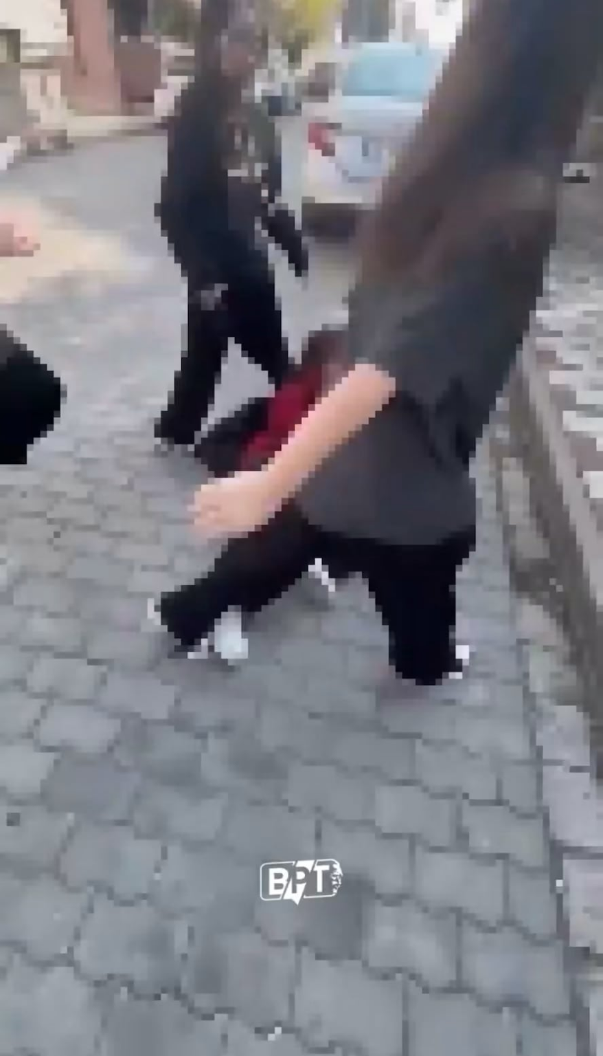 In Balıkesir Altıeylül, a group of girls bullied and beat a girl.
