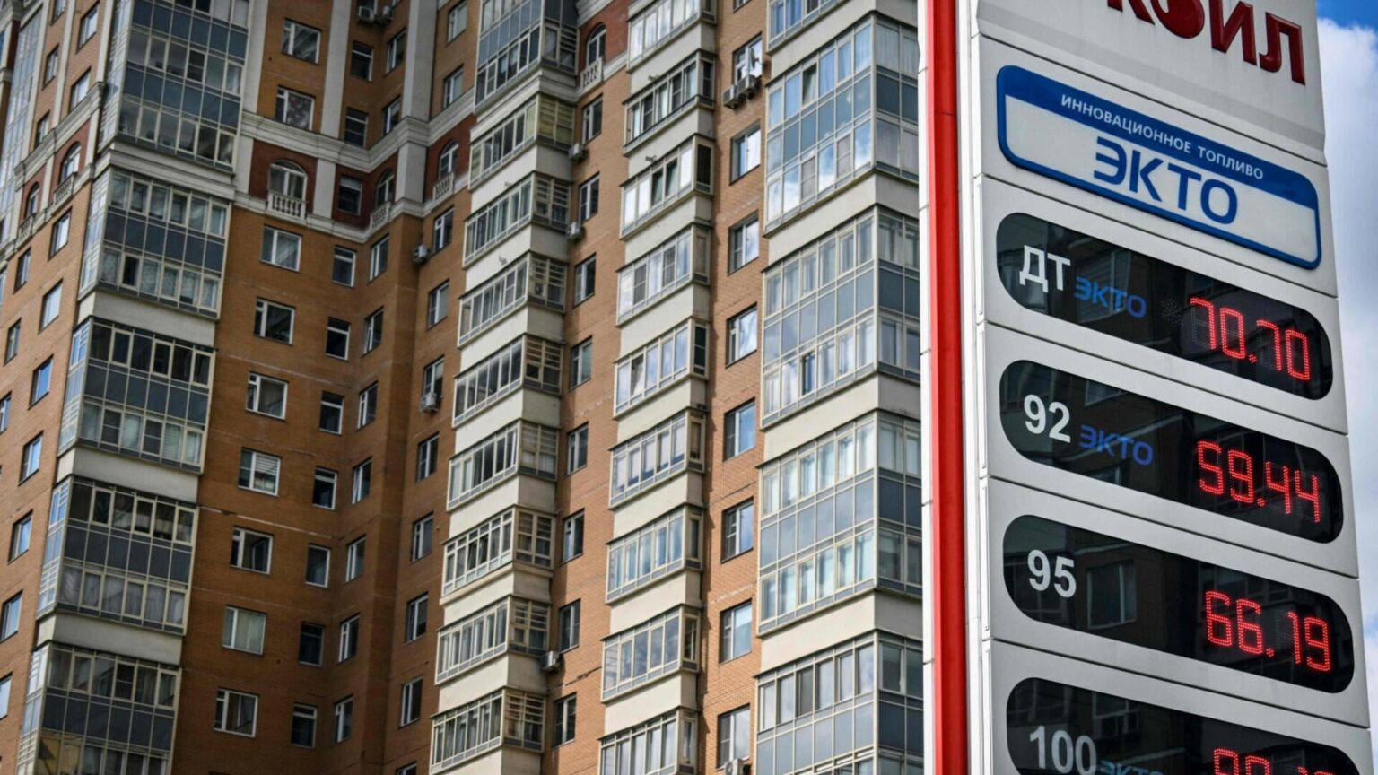 As in a country that stands with oil, there was no gasoline. The Kremlin is desperately looking for support