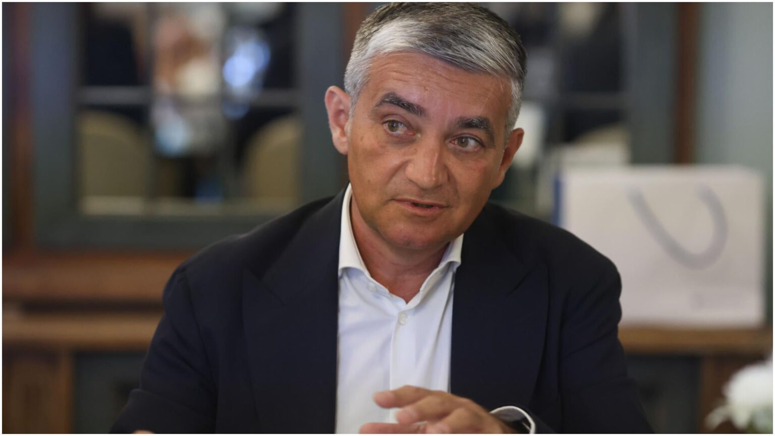 The mayor of Sinaia, prosecuted in a corruption case, was released from house arrest. The decision of the Bucharest Court was taken due to a delayed approach by the DNA