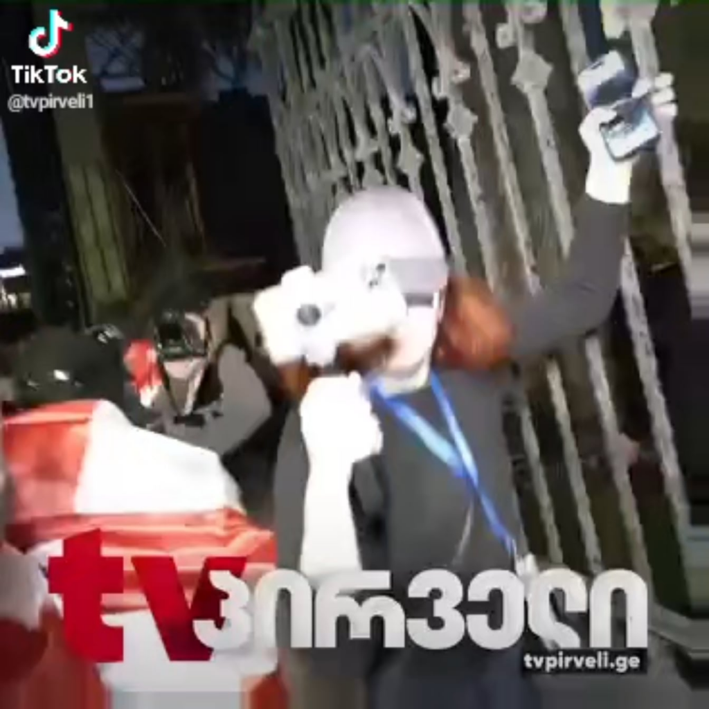 Presidential Palace gate torn down