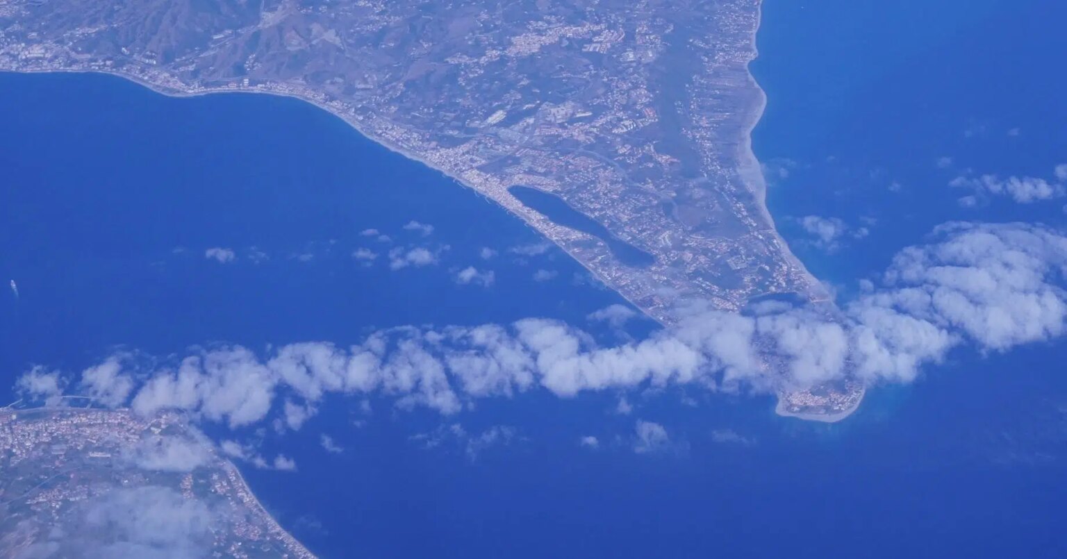 The Messina Strait holds the fate of millions of birds The Messina Strait holds the fate of millions of birds