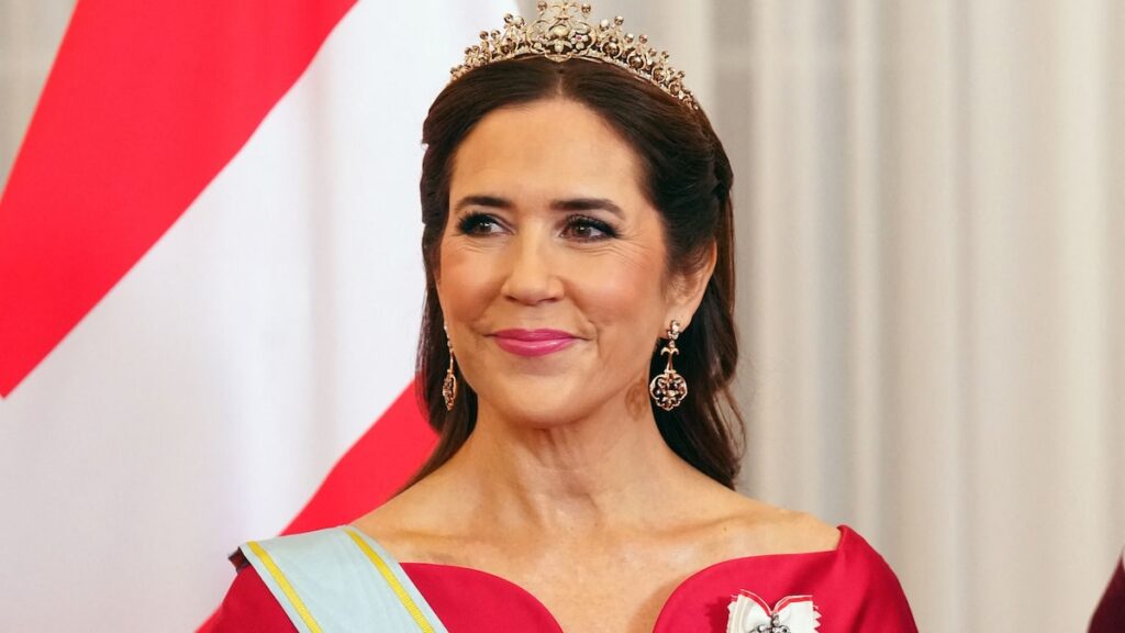 Mary of Denmark wields rifle and redefines royal protocol in military moment Mary of Denmark wields rifle and redefines royal protocol in military moment