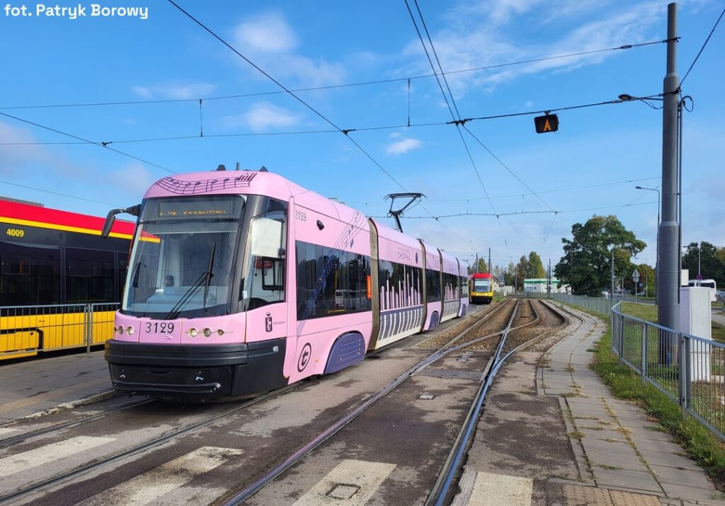 To celebrate the 19th International Frédéric Chopin Piano Competition taking place in Warsaw, one tram and one metro train recieved special one-off liveries – they made their debut today – the Pesa Swing #3129 was on line 24, with the Siemens Inspiro #41 shining bright on M1. To celebrate the 19th International Frédéric Chopin Piano Competition taking place in Warsaw, one tram and one metro train recieved special one-off liveries - they made their debut today - the Pesa Swing #3129 was on line 24, with the Siemens Inspiro #41 shining bright on M1.