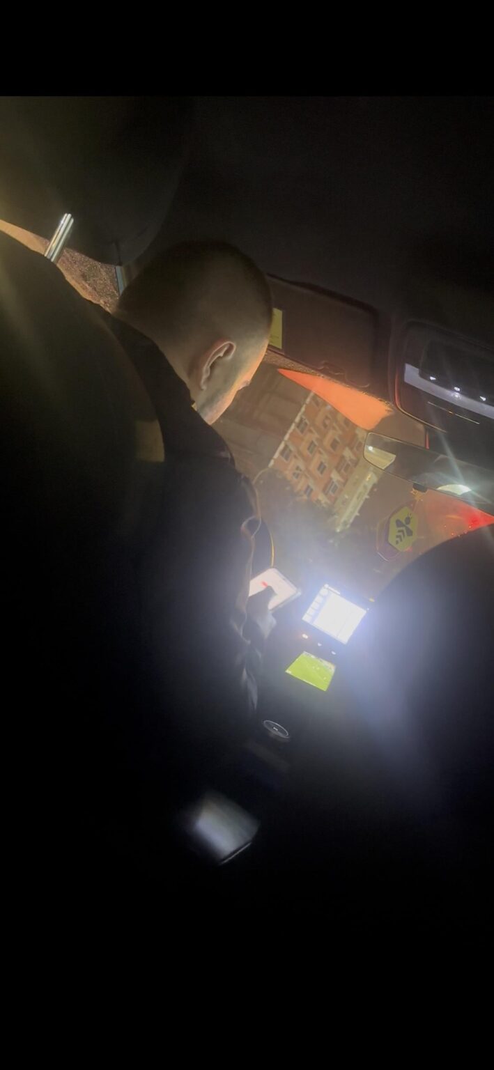 The taxi driver is watching football Dodec drives