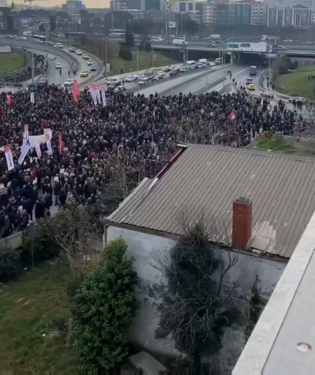 Thousands of people gathered in front of Çağlayan courthouse to support İmamoğlu