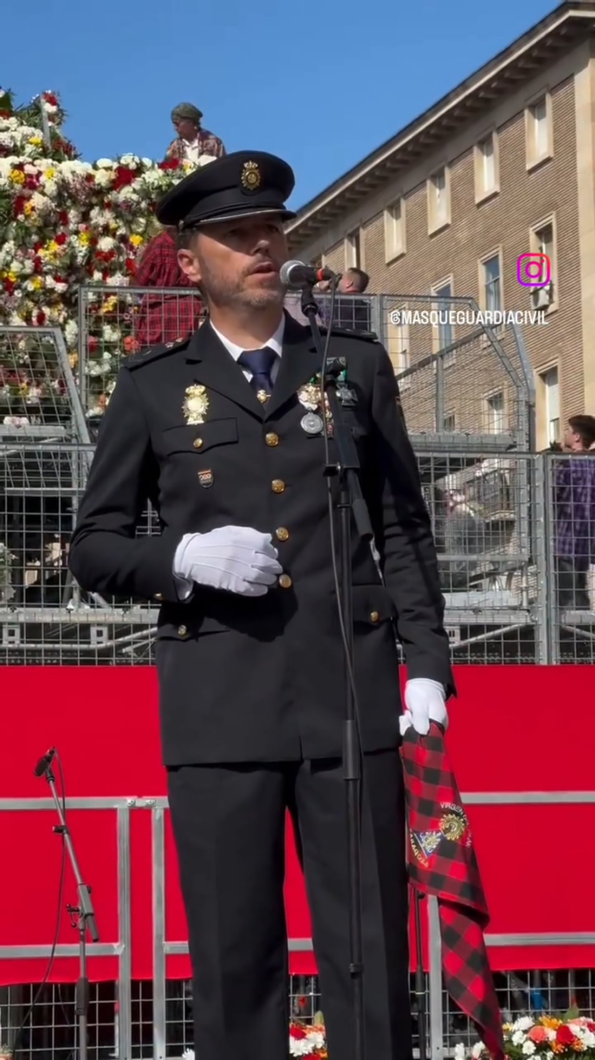 National Police Ángel Cortés performs "Ave María"