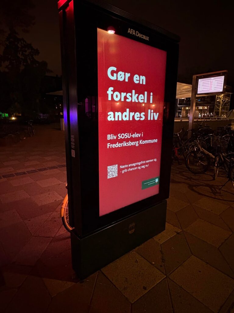 Tracking Mac addresses in public from advertising signs ??