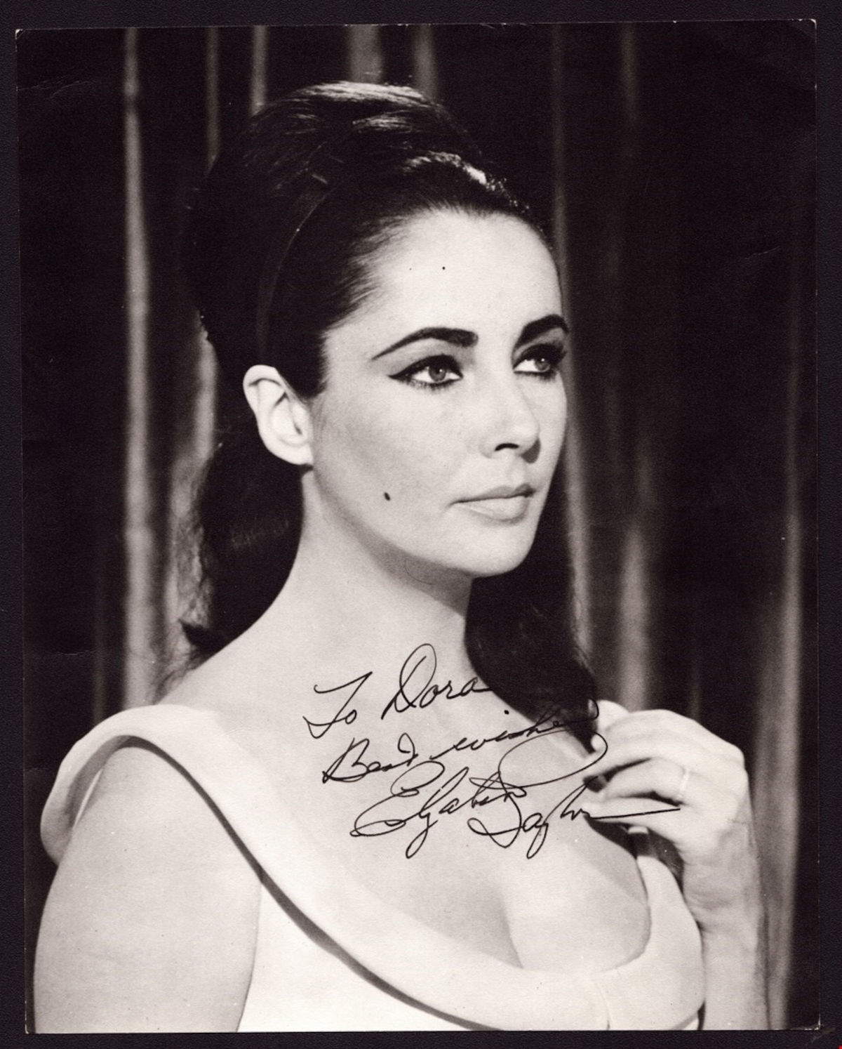 Pictured: Photo of Elizabeth Taylor (matte paper, b/w, with autographed dedication and signature in black ink; 19x24 cm) Photo: © Bertolami