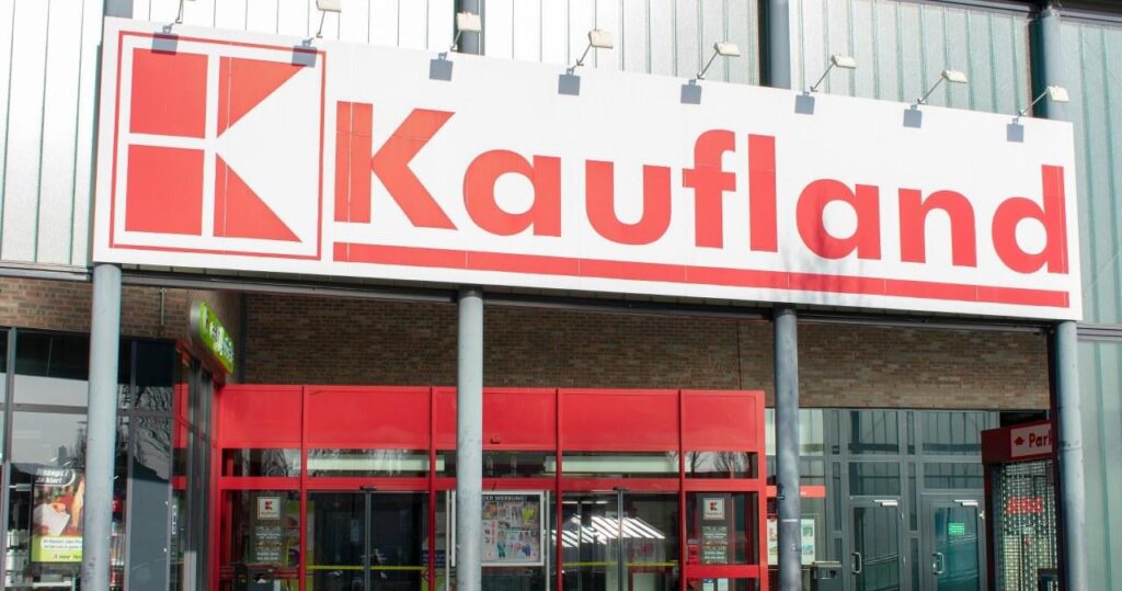 Kaufland reacts to the scandal around the bottle of 3.001 l Ustronianka. "We will withdraw the product immediately"