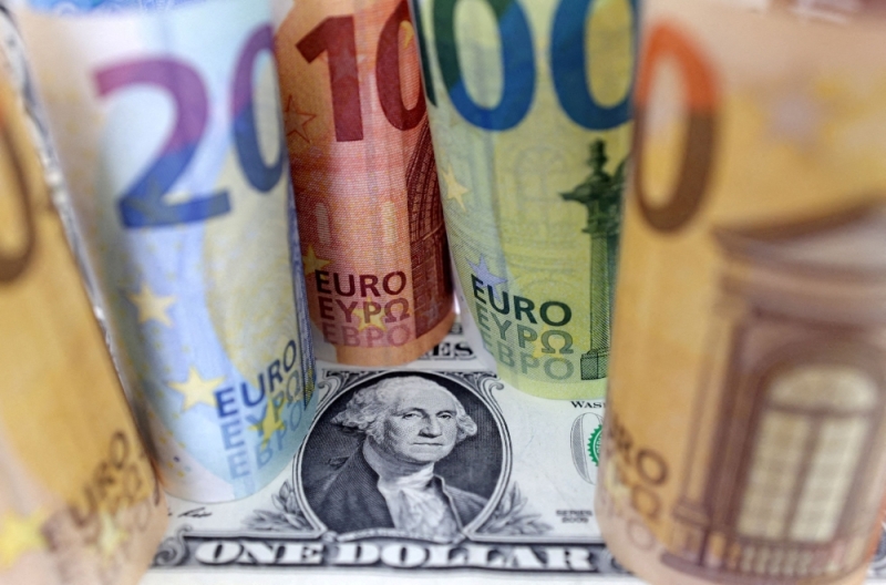 Eurozone Economic Weakness: EURUSD Faces Downward Pressure