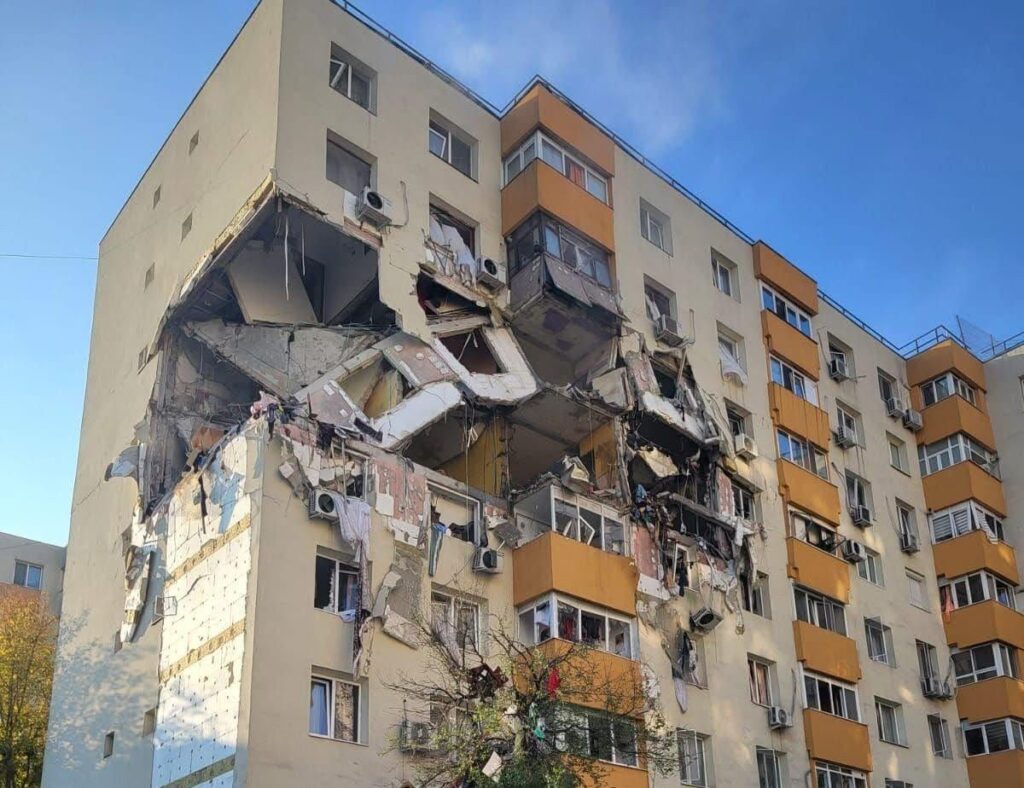 BREAKING Strong explosion in a block of flats in the Capital / The red plan is activated, possibly more than ten victims / Several apartments affected between the 1st and 5th floors / Search and rescue teams have been set up BREAKING Strong explosion in a block of flats in the Capital / The red plan is activated, possibly more than ten victims / Several apartments affected between the 1st and 5th floors / Search and rescue teams have been set up