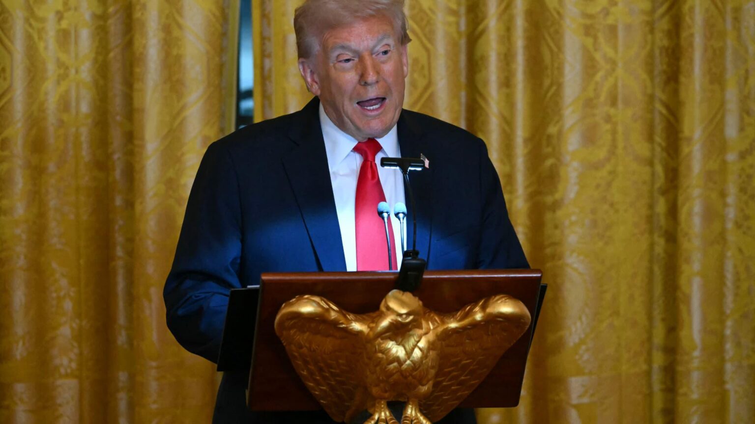 Donald Trump "considers" strikes in Venezuela, Nicolas Maduro refuses "CIA coups"