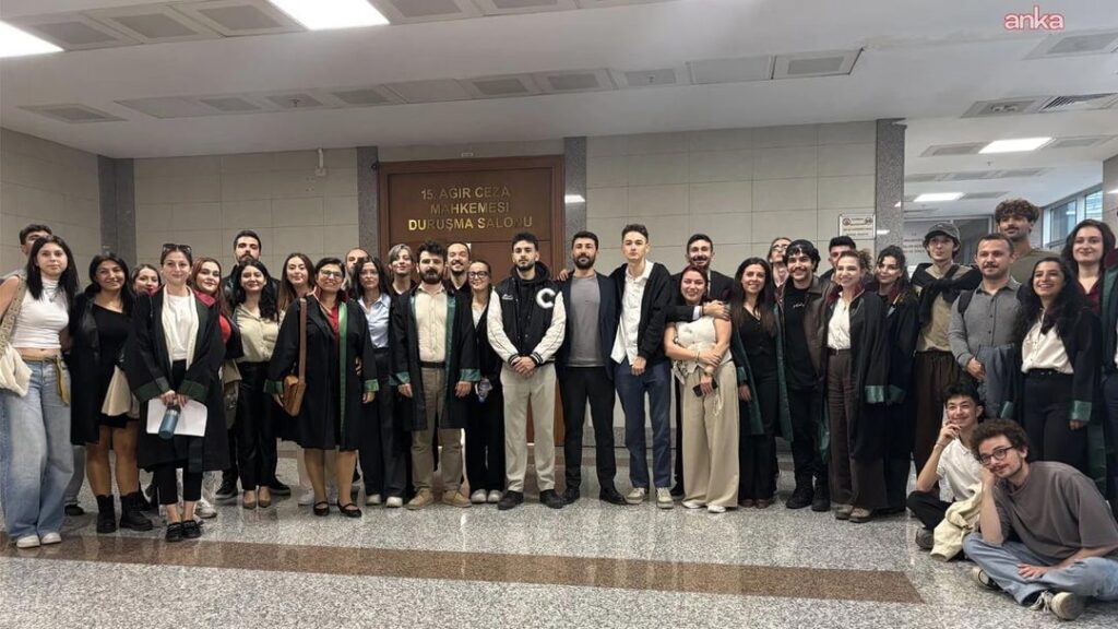 Judicial measures were lifted at the first hearing of 19 young people who were tried without detention due to the "Standing Man" protest.