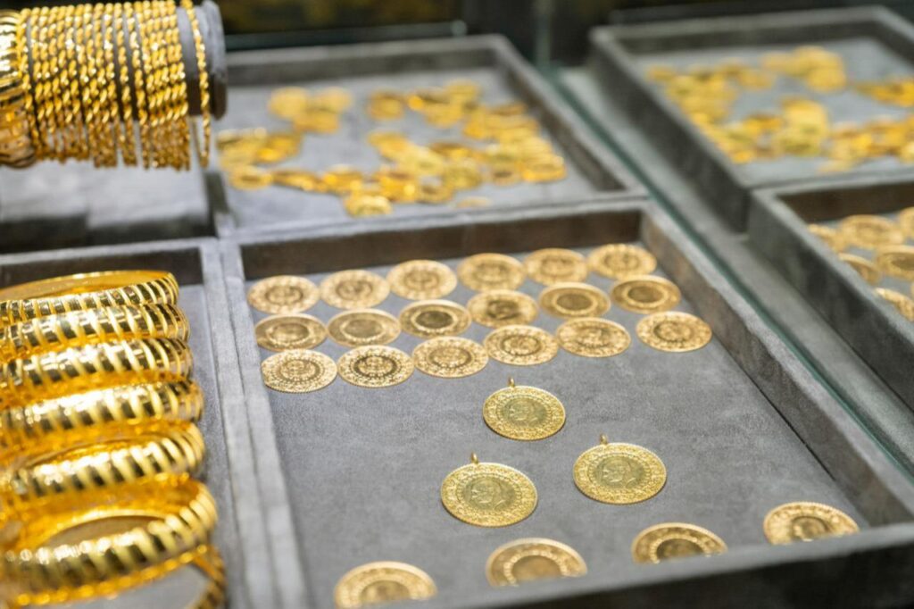 Gold coins and bracelets are displayed in a jewelry store in Istanbul, Türkiye, accessed on Oct. 9, 2025. (Adobe Stock Photo)